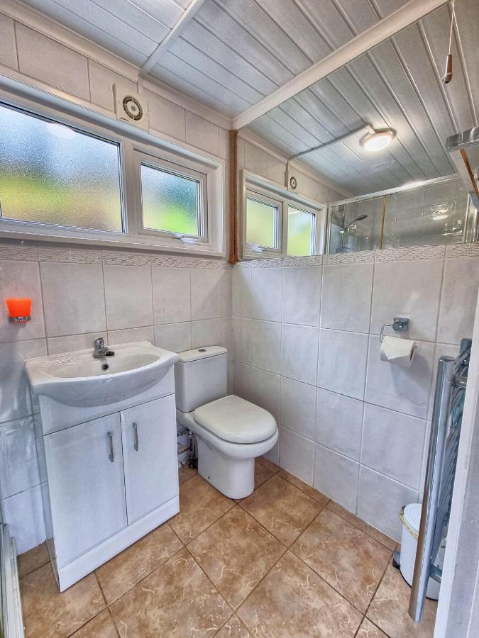 Caswell Beach Chalet 70 Located In Gower Peninsula Swansea Exterior foto